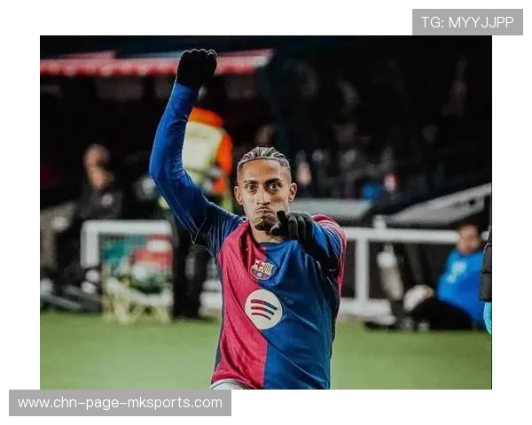 巴萨禁区内连续抢点,拉菲尼亚抓住机会推射命中 巴萨禁区内连续抢点,拉菲尼亚抓住机会推射命中