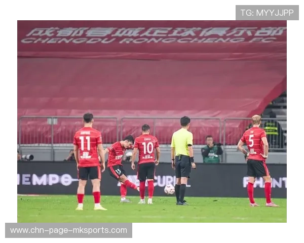 成都蓉城严鼎皓中路传切助攻前锋，致敬新时代足球力量