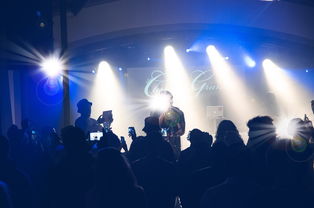 体育mk-C罗与粉丝互动现场热情高涨，c罗与队友